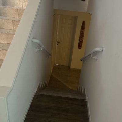 גרם מדרגות עם דלת בקצה