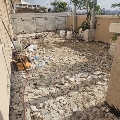 שברי בטון וכלים על רצפה, עבודה באיטום