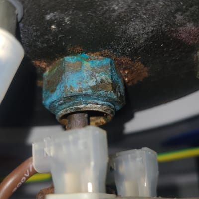 חיבור מתכת חלוד עם כבלים חשמליים