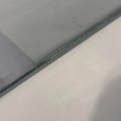 זכוכית מונחת על משטח לבן