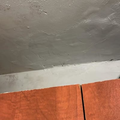 קיר עם טיח ומשטח עץ, קשור לעבודות שיפוץ