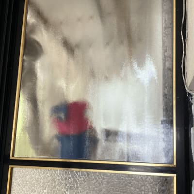 זכוכית עם מסגרת זהב ודוגמה ייחודית