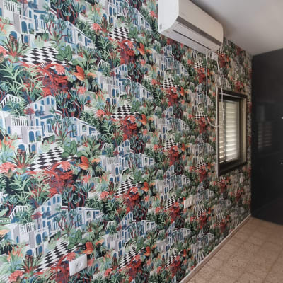 טפט צבעוני עם דוגמאות של צמחים ובתים קטנים