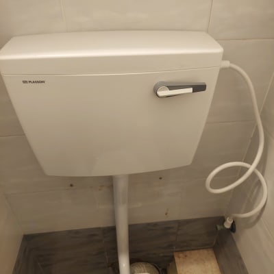 ניאגרה עם צינור מים מחובר