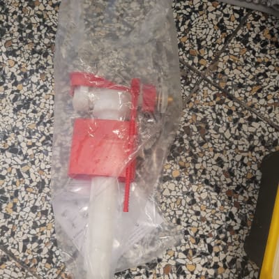 חלק פלסטיק אדום ולבן באריזת ניילון