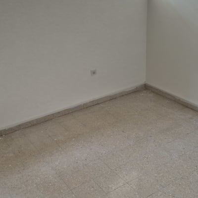 שקעי חשמל על קיר לבן בחדר ריק