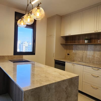 משטח שיש במטבח מודרני עם ארונות בהירים