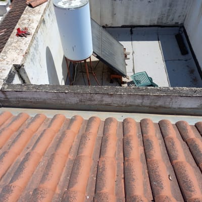 גג רעפים אדומים עם דוד שמש וקולטן