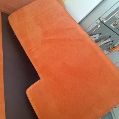 ספה כתומה נקייה לאחר ניקוי