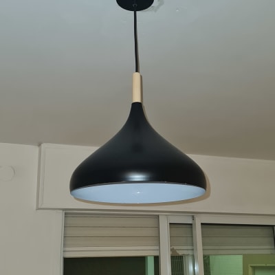 מנורת תלייה שחורה עם כבל חשמל מהתקרה