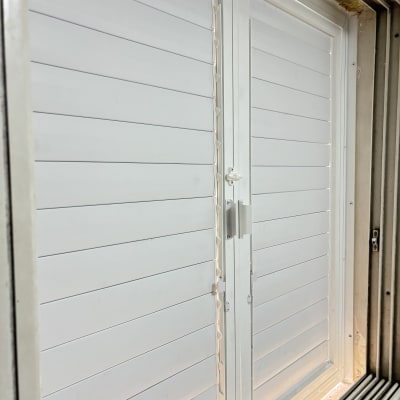 תריסי אלומיניום לבנים עם מסגרת מתכתית