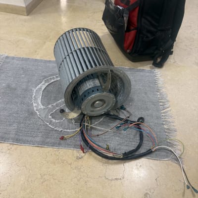 מנוע מאוורר עם חוטים על שטיח אפור