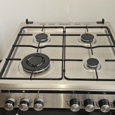 כיריים גז עם דגל ישראל על הקיר