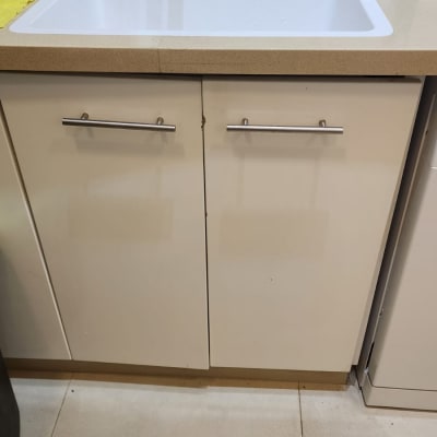 כיור מטבח עם ברז וכלי ניקוי