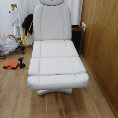 כיסא מרופד לבן עם כלים על הרצפה