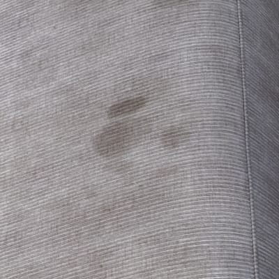 כתם על ספת בד אפורה