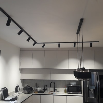 תאורת מסילה שחורה עם פנסים תלויים מהתקרה