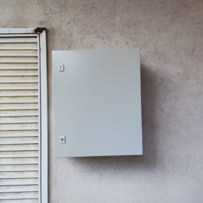 ארון חשמל אפור מותקן על קיר