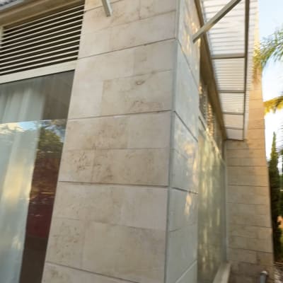 מבנה עם חיפוי אלומיניום וזכוכית