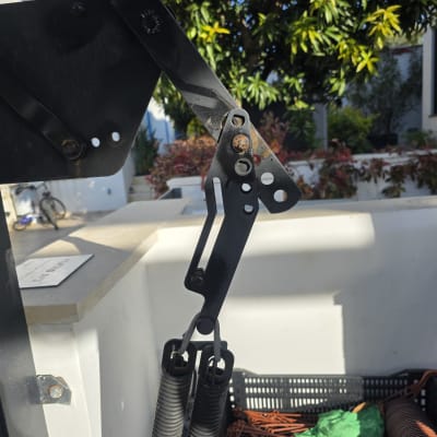 קפיצים וכלי עבודה הקשורים לשערים חשמליים