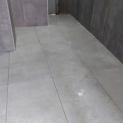 רצפה נקייה ומבריקה עם אריחים אפורים