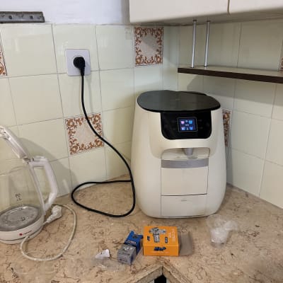 מוצרים וכלים על השיש במטבח