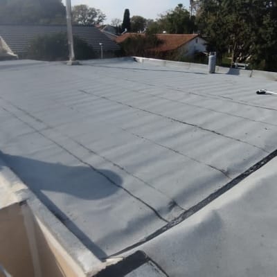 גג אטום עם יריעות ביטומניות וכלי עבודה