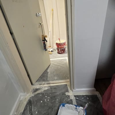 ציוד צביעה ודלי צבע במסדרון במהלך עבודה