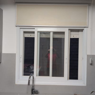 חלון עם תריסים וכלי עבודה במטבח מודרני