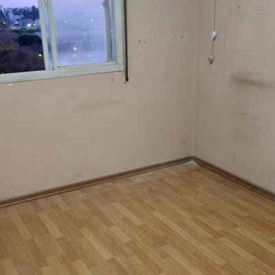 חדר ריק עם רצפת פרקט וקיר עם מזגן
