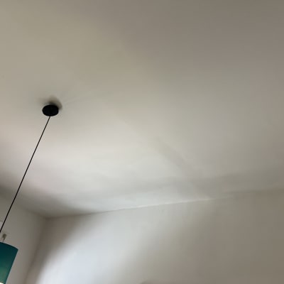 תקרה מגבס עם מנורה תלויה