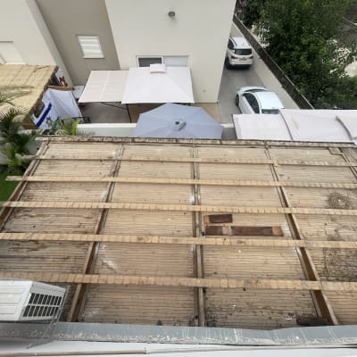 גג עץ עם יריעות איטום מונחות בצד