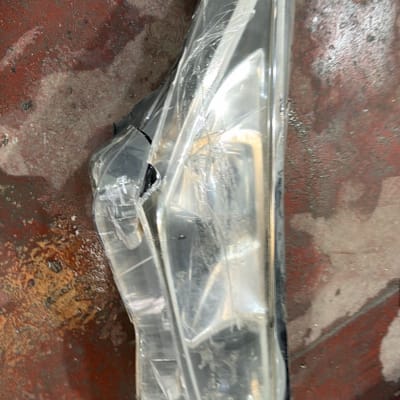 פנס רכב שבור על רצפה מלוכלכת