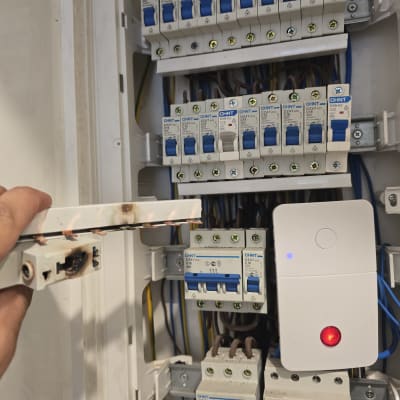 לוח חשמל עם מפסקים וכבלים חשמליים