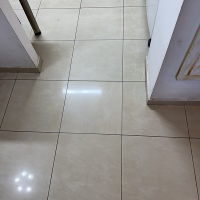 רצפה מרוצפת עם קווים ישרים ונקיים