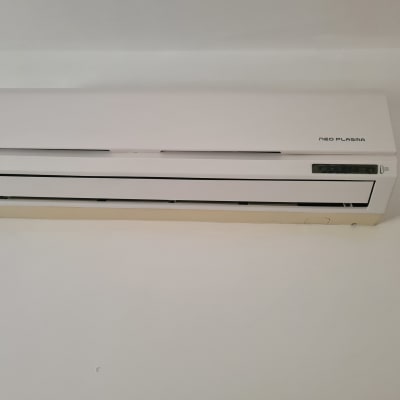 מזגן קיר לבן עם תצוגה דיגיטלית