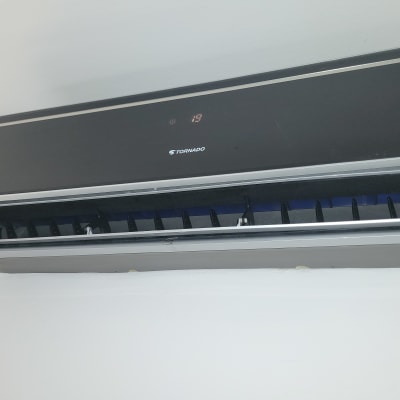 מזגן קיר שחור עם תצוגת טמפרטורה דיגיטלית