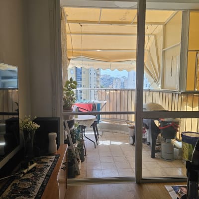 דלת אלומיניום מזכוכית מובילה למרפסת