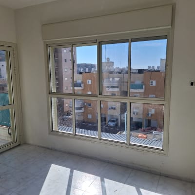 חלון ודלת אלומיניום בחדר מואר