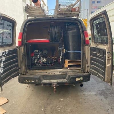 רכב מסחרי פתוח עם ציוד אינסטלציה וצינורות