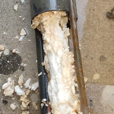 אבנית מצטברת בתוך צינור דוד שמש