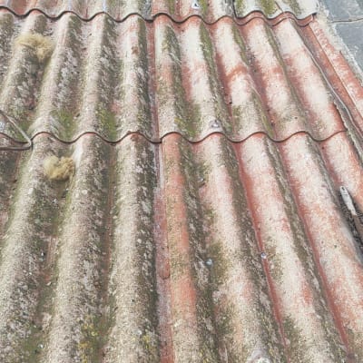 דוד שמש על גג רעפים עם צינורות וחיבורים