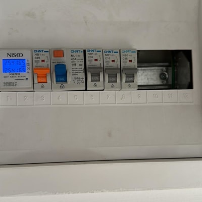 לוח חשמל עם מפסקים ומד מתח דיגיטלי