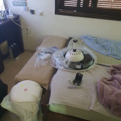 מאוורר תקרה מפורק על מיטה בחדר שינה