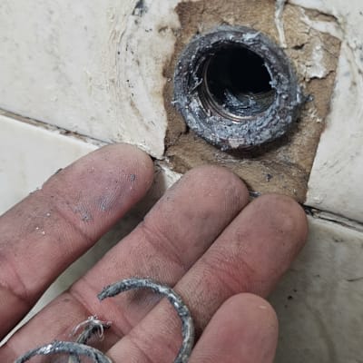 תמונה של צינור ותיקון קיר בתחום האינסטלציה