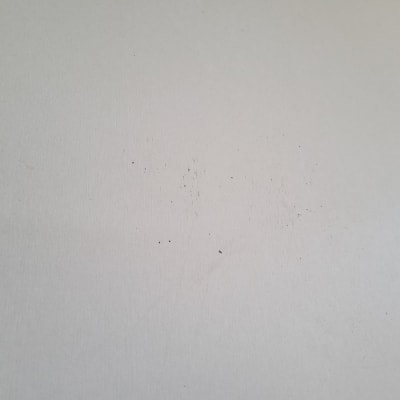 כתמים קטנים על משטח לבן