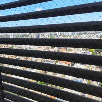 רשת הגנה על חלון למניעת כניסת יונים