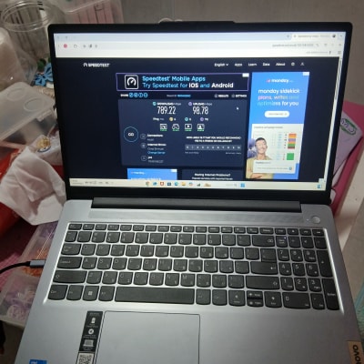 מחשב נייד עם תוצאות בדיקת מהירות אינטרנט על המסך
