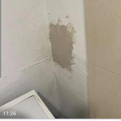 תיקון קיר עם טיח באזור פגום