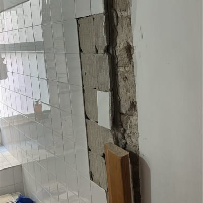 הכנת פתח דלת פנים והסרת משקוף ישן במהלך עבודת שיפוץ